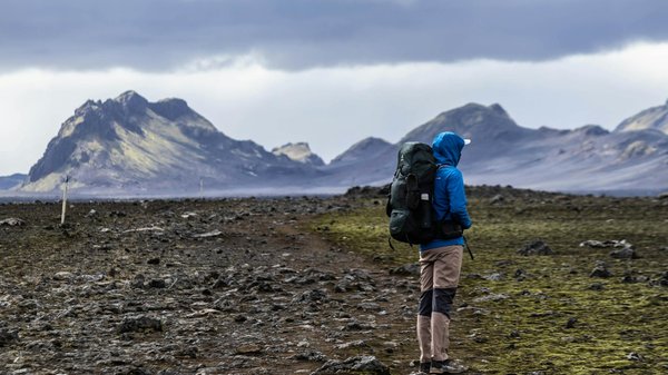 Quels sont les éléments essentiels à inclure dans un kit de premiers secours spécifique au camping ?